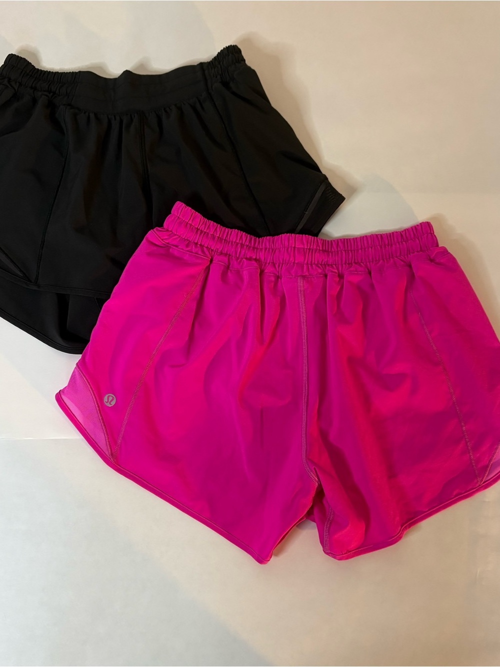 lululemon athletica Women's Low Rise Hotty Hot short size 6  Bundle